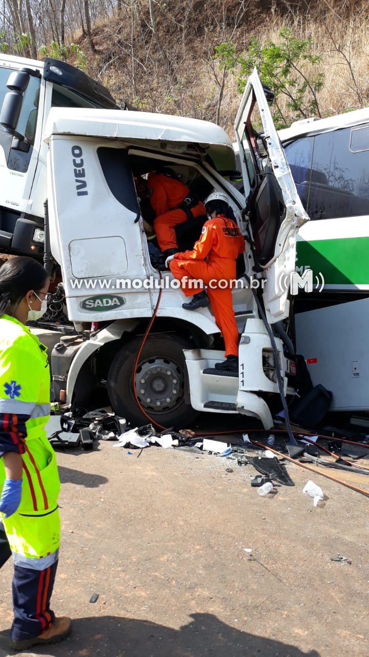 Engavetamento entre carreta-cegonha, caminhões e moto deixa uma