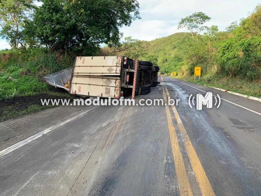 Imagem 3 do post Caminhoneiro fica ferido após tombar carreta na MG-187, em Salitre de Minas