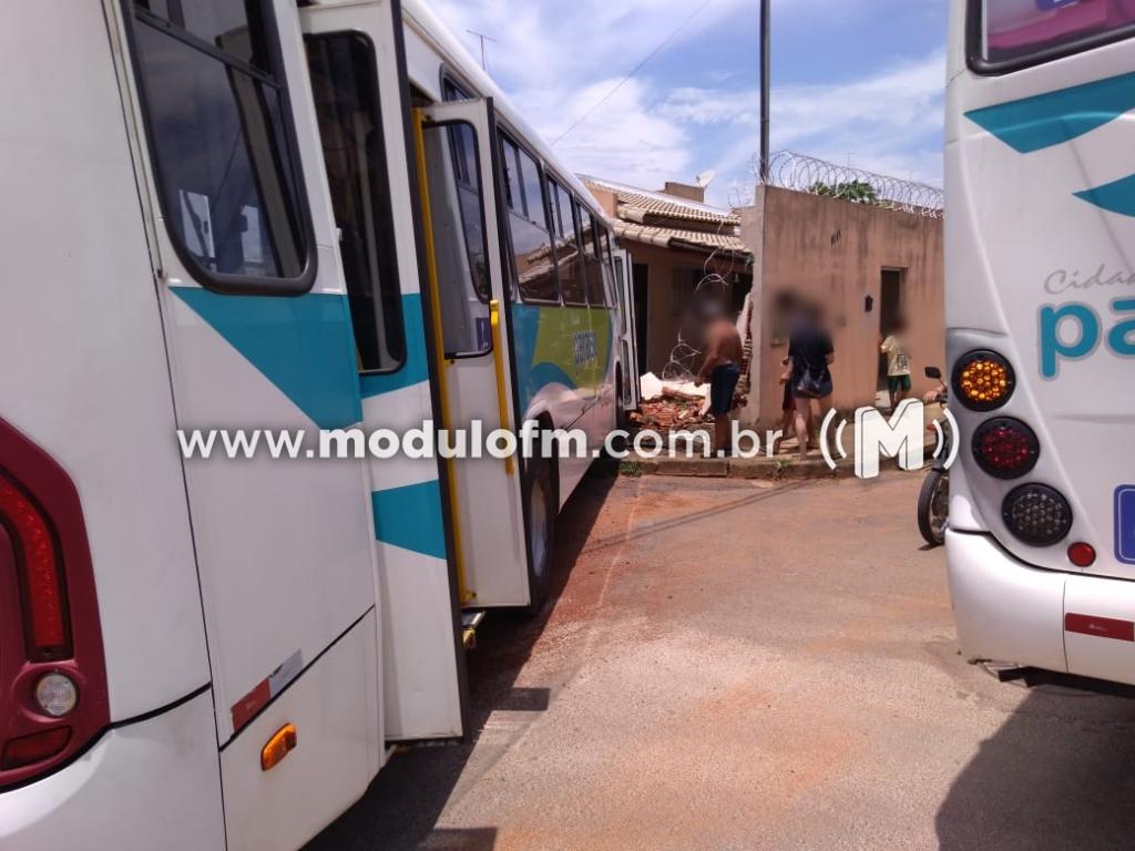 Imagem 3 do post Ônibus invade residência no bairro Jardim Sul