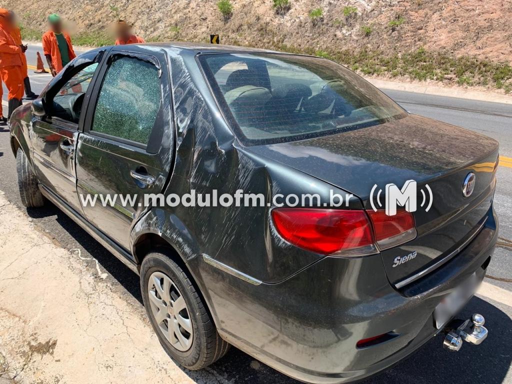 Imagem 3 do post Veículo capota e motorista fica ferido na BR-146 em Serra do Salitre