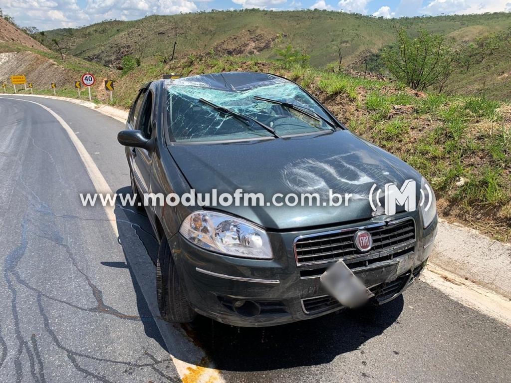 Imagem 1 do post Veículo capota e motorista fica ferido na BR-146 em Serra do Salitre