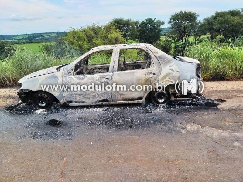 Carro pega fogo e fica destruído no município de Monte Carmelo