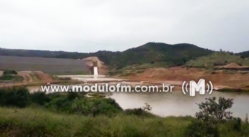 Barragem de Mineradora extravasa e interdita estrada em Serra do Salitre