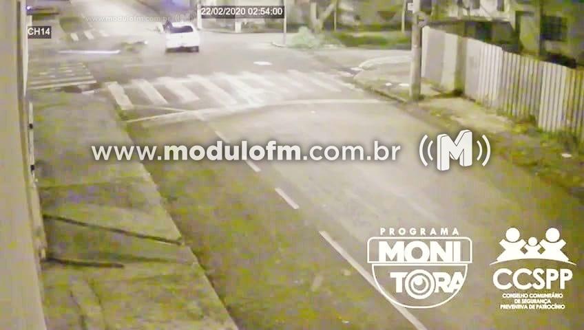 Vídeo chocante mostra batida entre motocicleta e carro