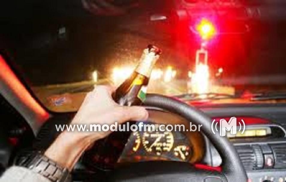 Motorista supostamente embriagado perde o controle do carro e bate em poste no bairro Morada Nova
