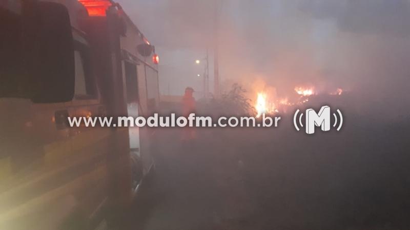 Bombeiros combatem incêndio em lote abandonado