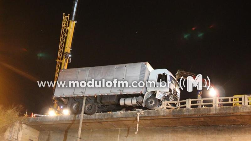 Veja o vídeo: Caminhão fica preso em mureta de viaduto da BR-365