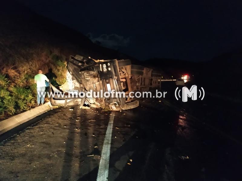 Caminhoneiro fica preso às ferragens e morre na BR-146 em Serra do Salitre
