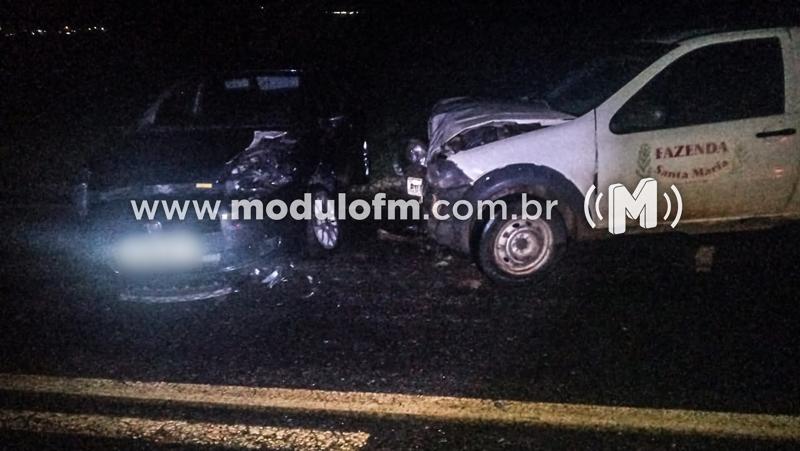 Colisão frontal deixa motorista ferido na MG-230 em Serra do Salitre
