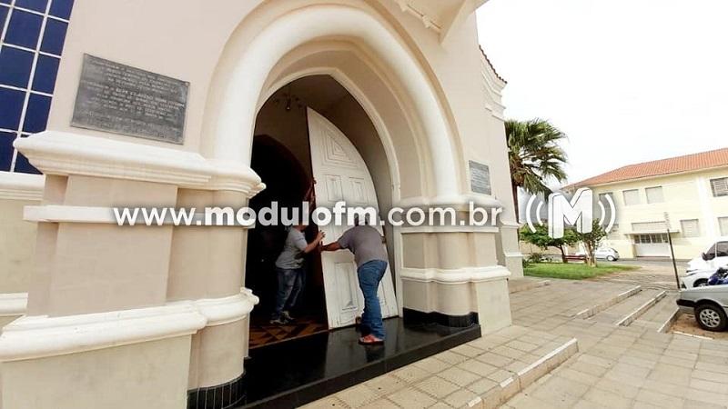 Empresa inicia restauração de portas da igreja Matriz