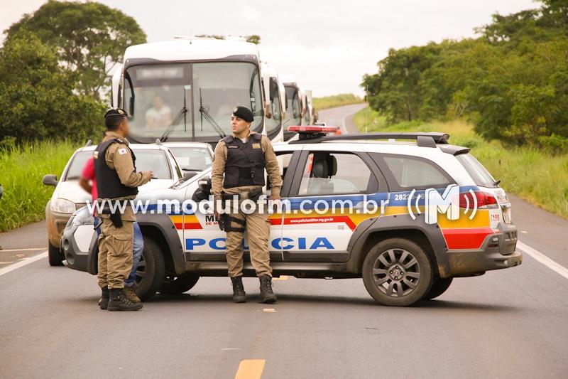 PM intercepta veículo na BR-365 com drogas vindas de...