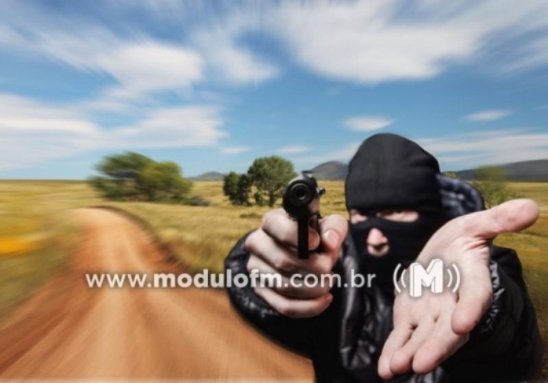 Bando fortemente armado invade e assalta fazenda na região de Salitre de Minas