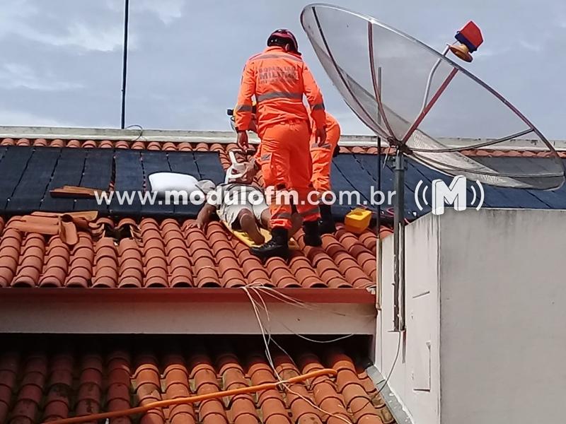 Homem “trava a coluna” e bombeiros fazem resgate pelo telhado em pousada