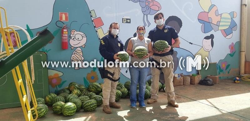 PRF doa melancias apreendidas em ocorrência de tráfico de drogas