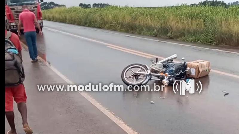Veja o vídeo: Motociclista fica ferido após colisão com caminhão na BR-365