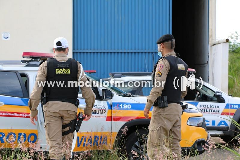 Atualizada: Após perseguição e troca de tiros, PM recupera carreta roubada em Varginha e carga de café avaliada em R$ 360 mil
