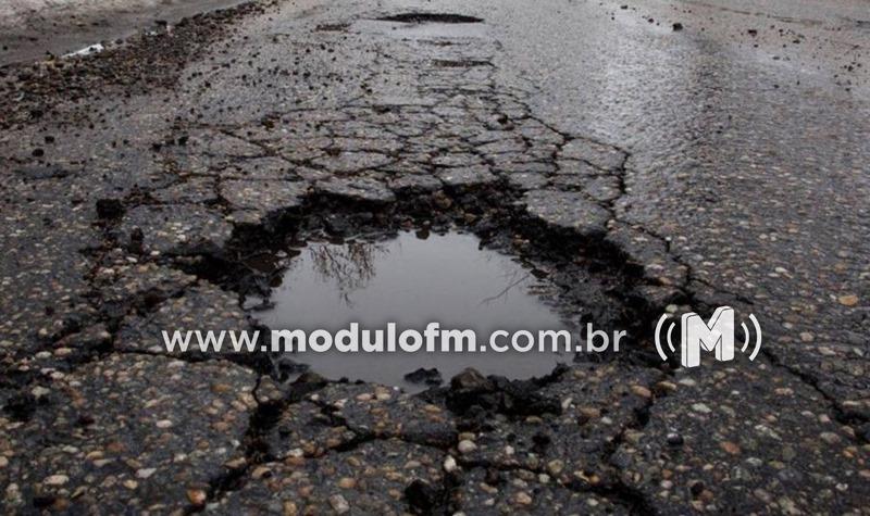 Buraco no asfalto provoca acidente com motociclista em Patrocínio