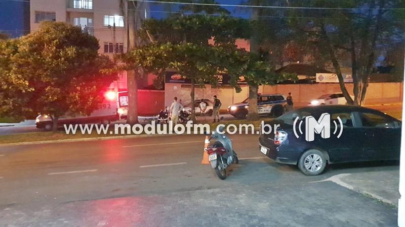 Motociclista cai em avenida após ser 'fechado' por Kombi