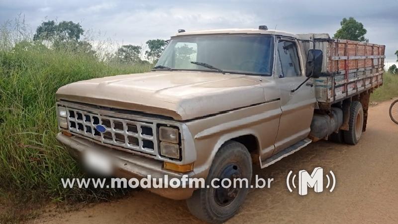 Veículo furtado em Guimarânia é encontrado abandonado na zona rural de Patrocínio