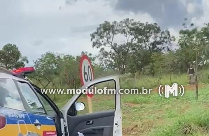 Carreta carregada com soja é tomada de assalto na MG-190 em Monte Carmelo