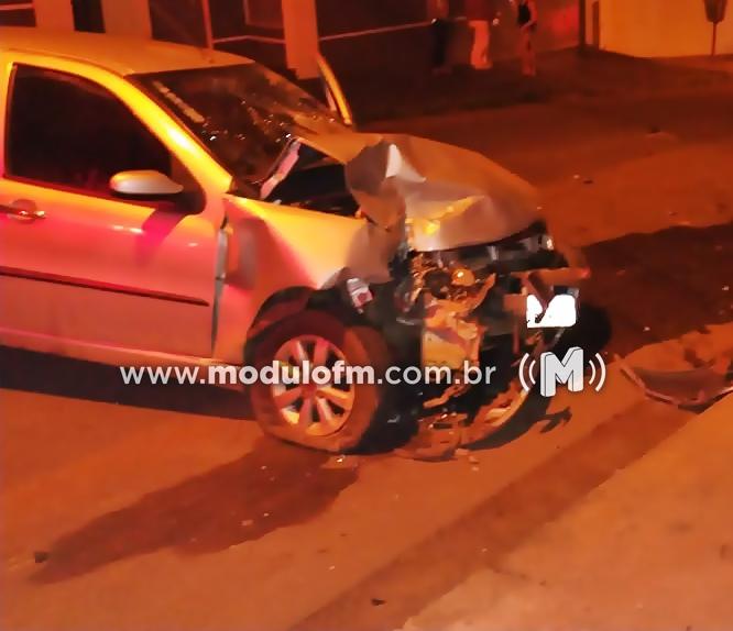 Motorista fica ferido ao colidir em dois em veículos no bairro São Vicente