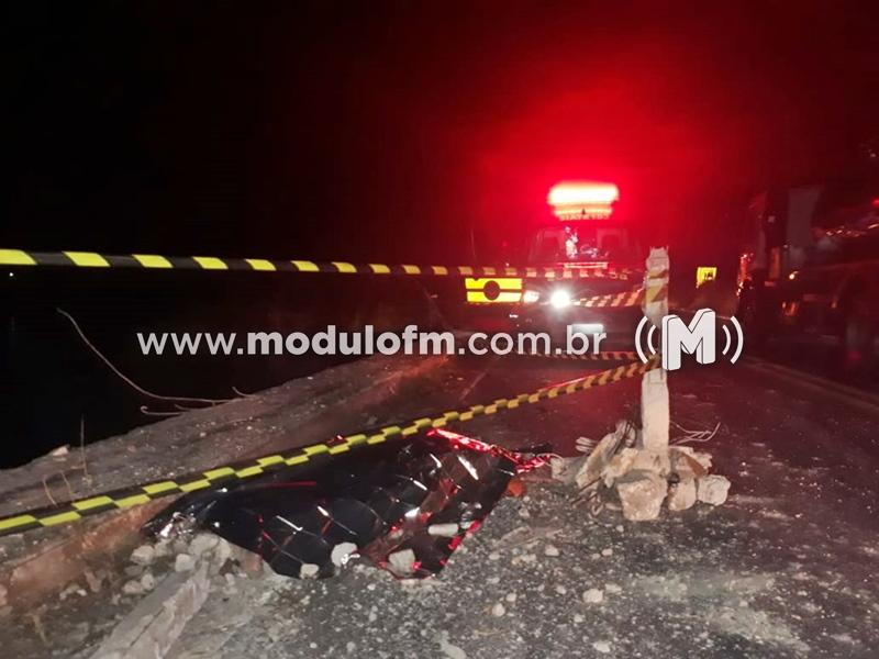 Carreta carregada com 58 mil litros de etanol cai de ponte, atropela e mata pescador na BR-365