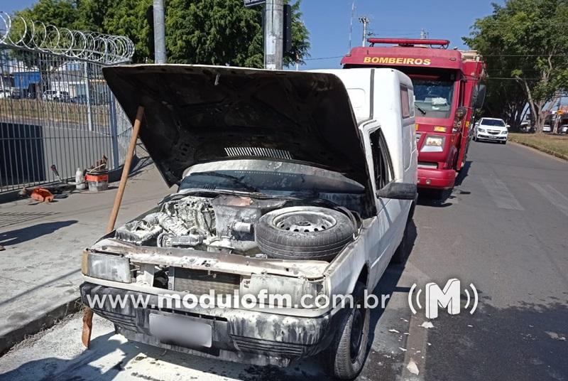 Carro pega fogo em via pública e assusta pedestres no bairro Morada Nova