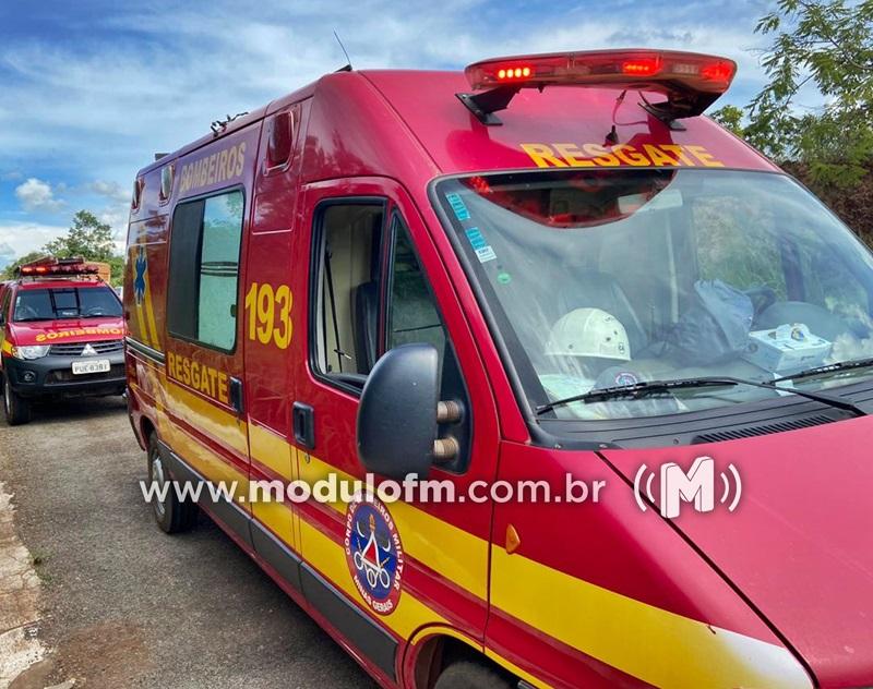 Criança de 5 anos fica ferida em acidente entre carro e caminhão na BR-365
