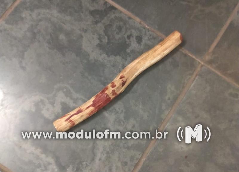 Mulher é agredida com pedaço de madeira pelo companheiro após fazer uso de drogas na presença do filho de um ano