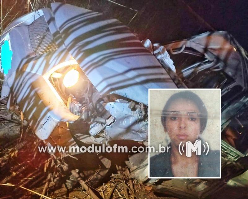 Motorista tenta desviar de animal, carro capota e passageira morre na MG-190 em Monte Carmelo
