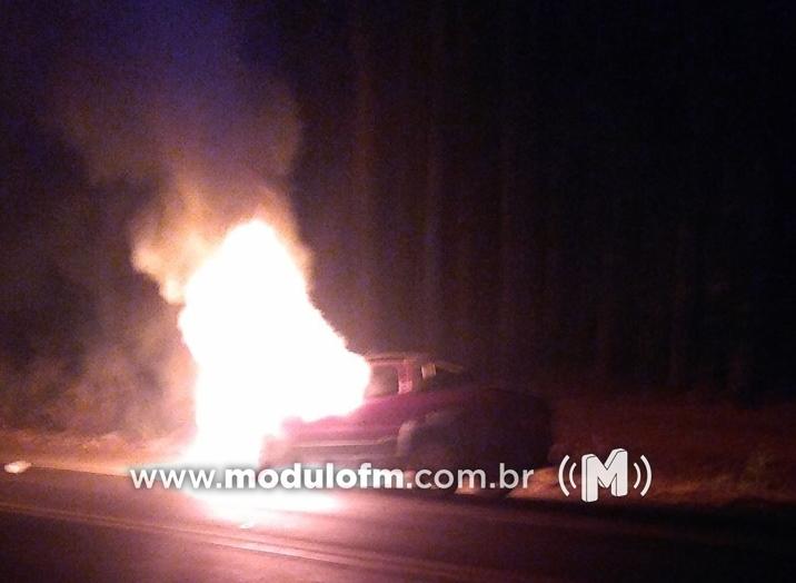 Carro fica destruído após pegar fogo próximo de um motel em Patrocínio
