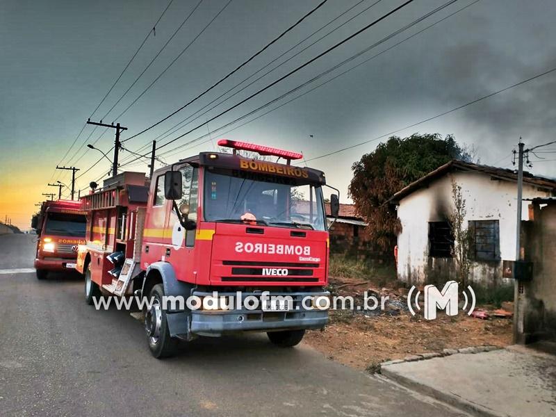 Casa abandonada é incendiada no bairro Santo Antônio