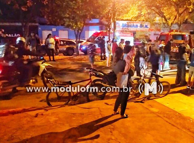 Motociclista fica ferido após colidir em caminhão em manobra de marcha ré no bairro Enéas