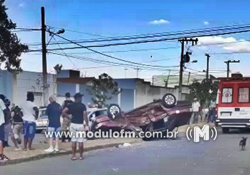 Acidente entre dois veículos deixa mulher presa às ferragens no bairro Serra Negra
