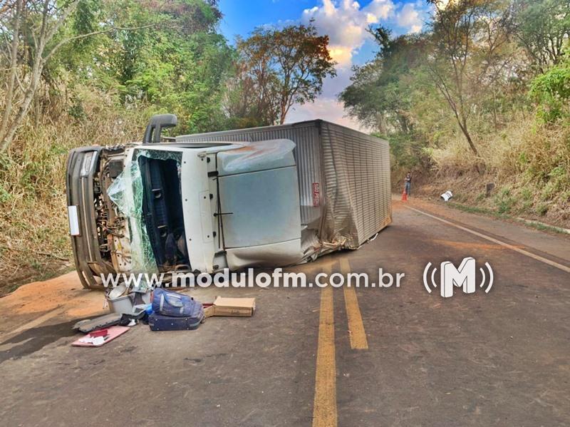 Caminhão tomba em reta e deixa trânsito interditado na MG-187 em Salitre de Minas