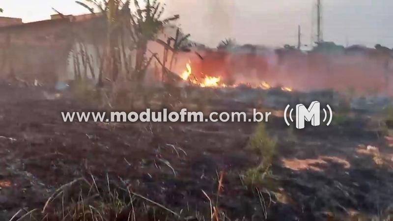 Incêndio em vegetação assusta moradores no bairro Santo Antônio