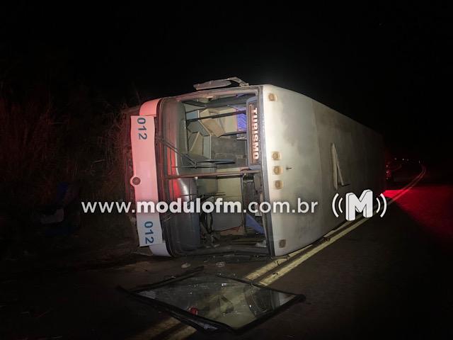 Imagem 2 do post Ônibus com 32 passageiros tomba e deixa feridos na MG-188 em Patrocínio