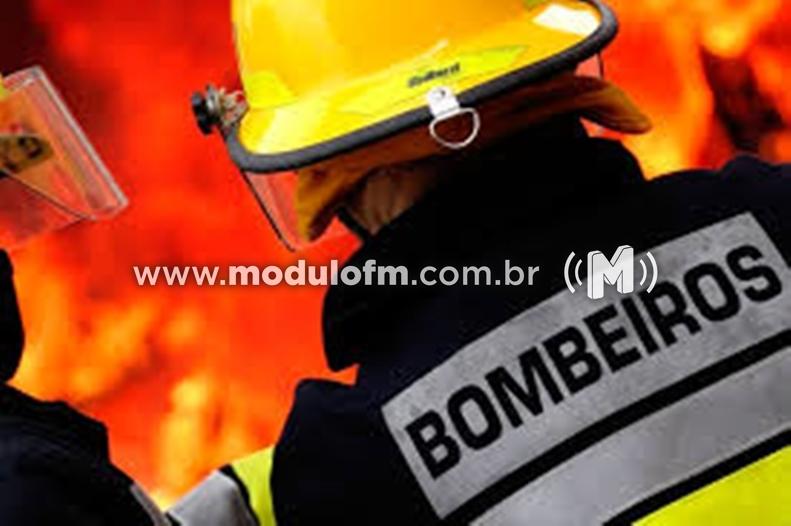 Botijão pega fogo e assusta família no bairro São...