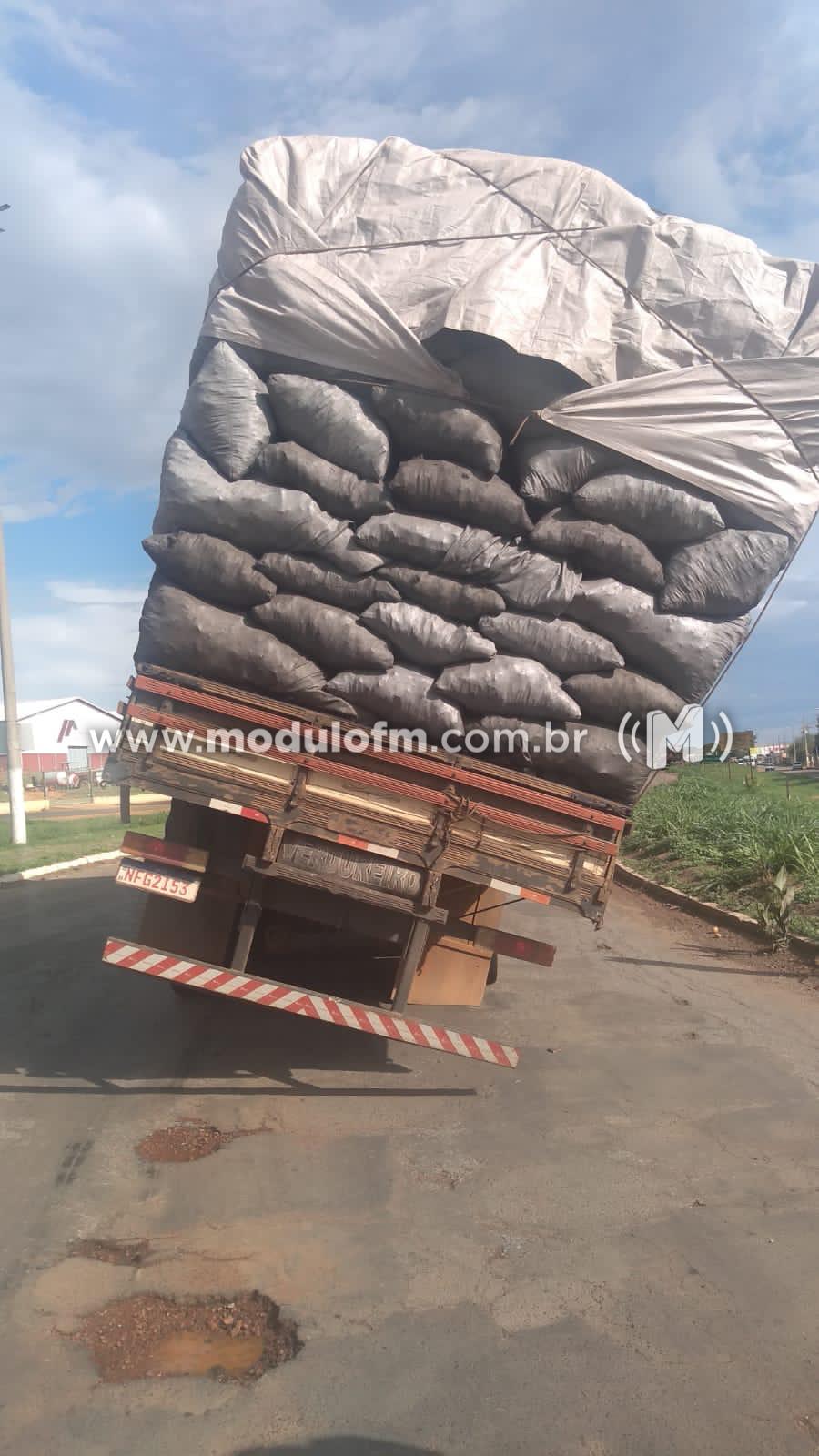 Imagem 1 do post Caminhão carregado com carvão interdita parcialmente o trevo de acesso a MG-230 em Patrocínio
