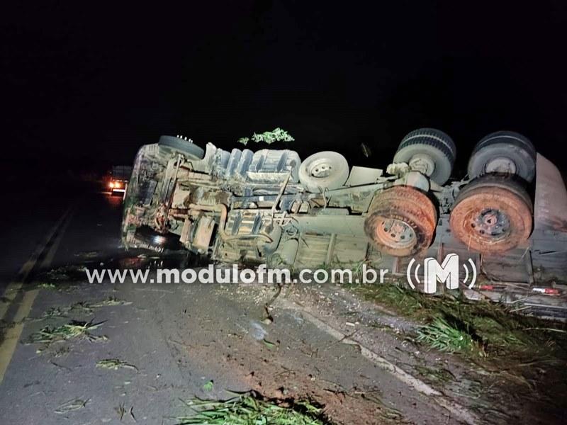 Caminhão carregado com tijolos tomba e motorista fica ferido na MG-230