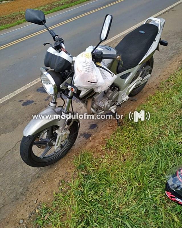 Mulher inabilitada sofre queda de motocicleta na MG 230 e é socorrida com ferimentos