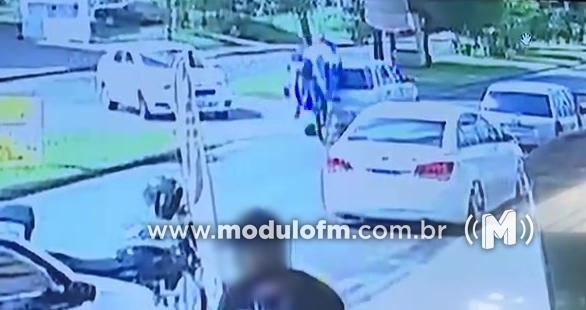 Motociclista dá pirueta após bater contra carro no bairro...
