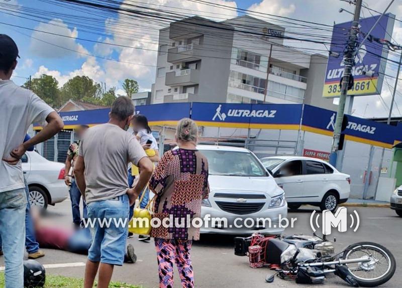 Motociclista fica ferido após colisão entre carro e moto em Patrocínio