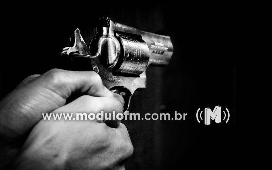 Homem é alvejado com dois tiros após ter casa invadida em Cruzeiro da Fortaleza