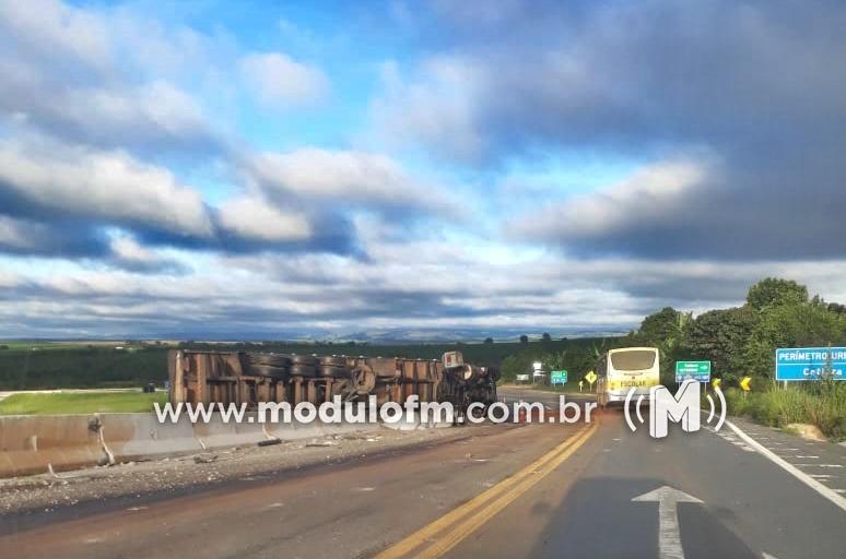 Imagem 3 do post Motorista perde o controle na curva e caminhão tomba na BR-146 em Serra do Salitre
