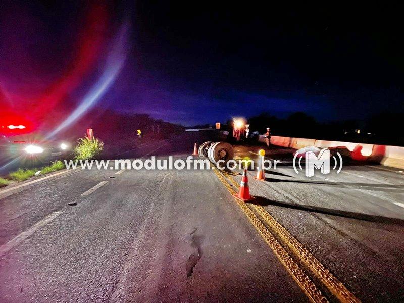 Imagem 1 do post Motorista perde o controle na curva e caminhão tomba na BR-146 em Serra do Salitre