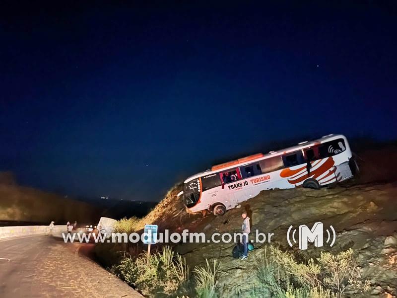 Ônibus com quase 40 passageiros fica pendurado em barranco e deixa feridos na BR-146 em Serra do Salitre