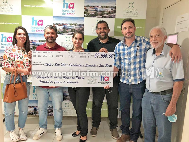 Comitiva de Iraí de Minas entrega cheque referente 3ª Cavalgada do Bem em prol do HC Patrocínio