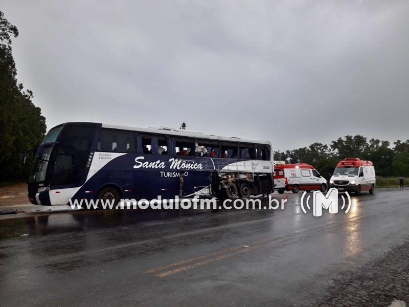 Imagem 8 do post Corpo de motorista desaparecido após acidente na BR-365 é encontrado em açude