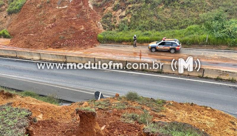 Deslizamento de terra interdita parcialmente a BR-146 entre Serra do Salitre e Catiara